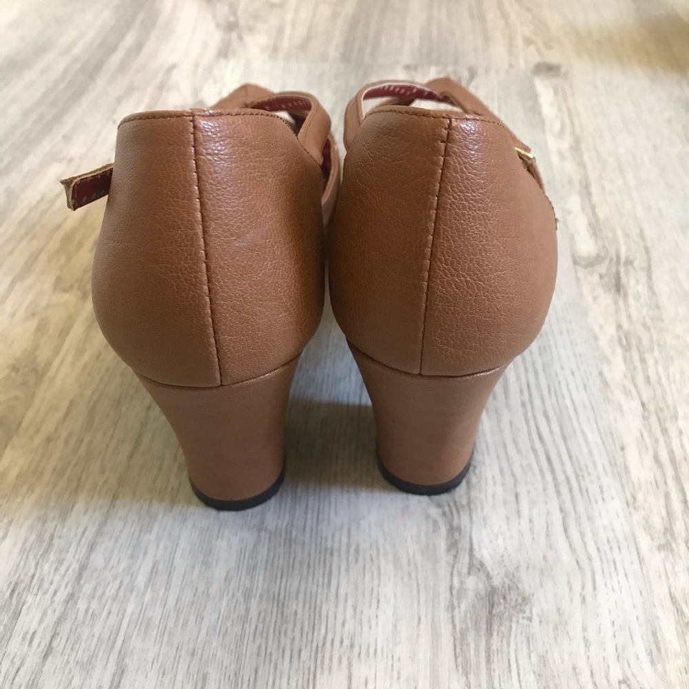 B.A.I.T. (But Another Innocent Tale) 1940’s Inspired Heels Tan w/red inside Sz8 - Picture 5 of 10